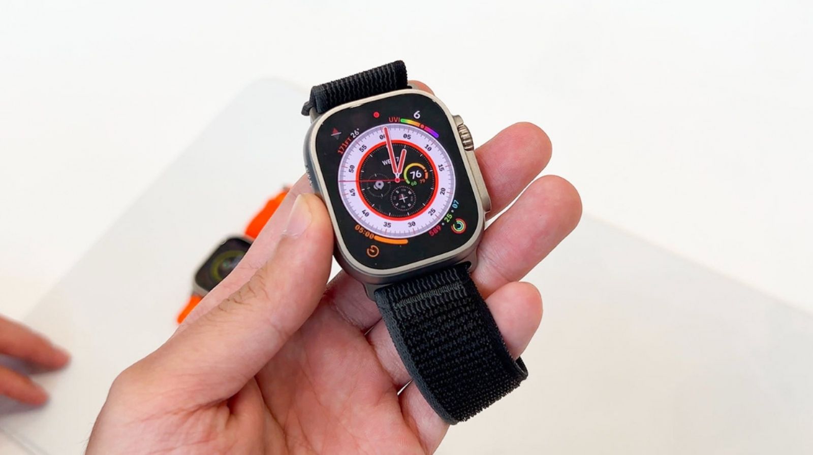 Hình ảnh cho danh mục Kiểm tra độ bền của mặt kính sapphire trên Apple Watch Ultra